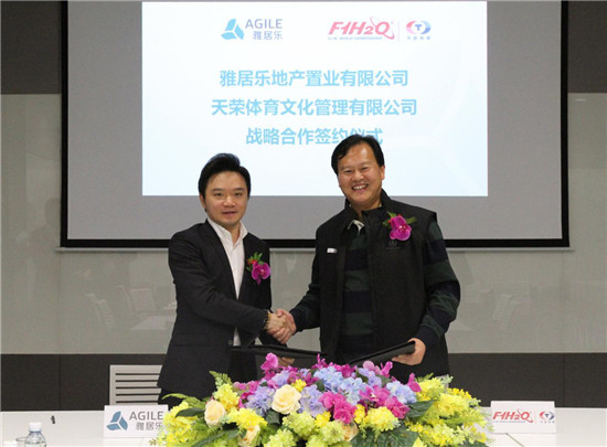 ▲ 雅居樂地產(chǎn)集團(tuán)副總裁兼產(chǎn)業(yè)地產(chǎn)負(fù)責(zé)人阮家聲(左)與天榮集團(tuán)董事局主席李浩杰(右)簽約成功 ▲ 雅居樂地產(chǎn)集團(tuán)副總裁兼產(chǎn)業(yè)地產(chǎn)負(fù)責(zé)人阮家聲(左)與天榮集團(tuán)董事局主席李浩杰(右)簽約成功